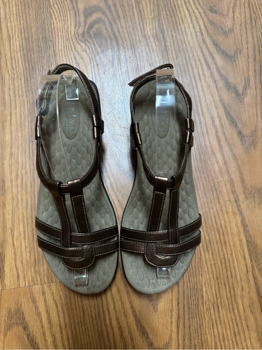 Privo By Clarks Brown T-Strap Cushioned Footbed. Casual Vacation Resortwear